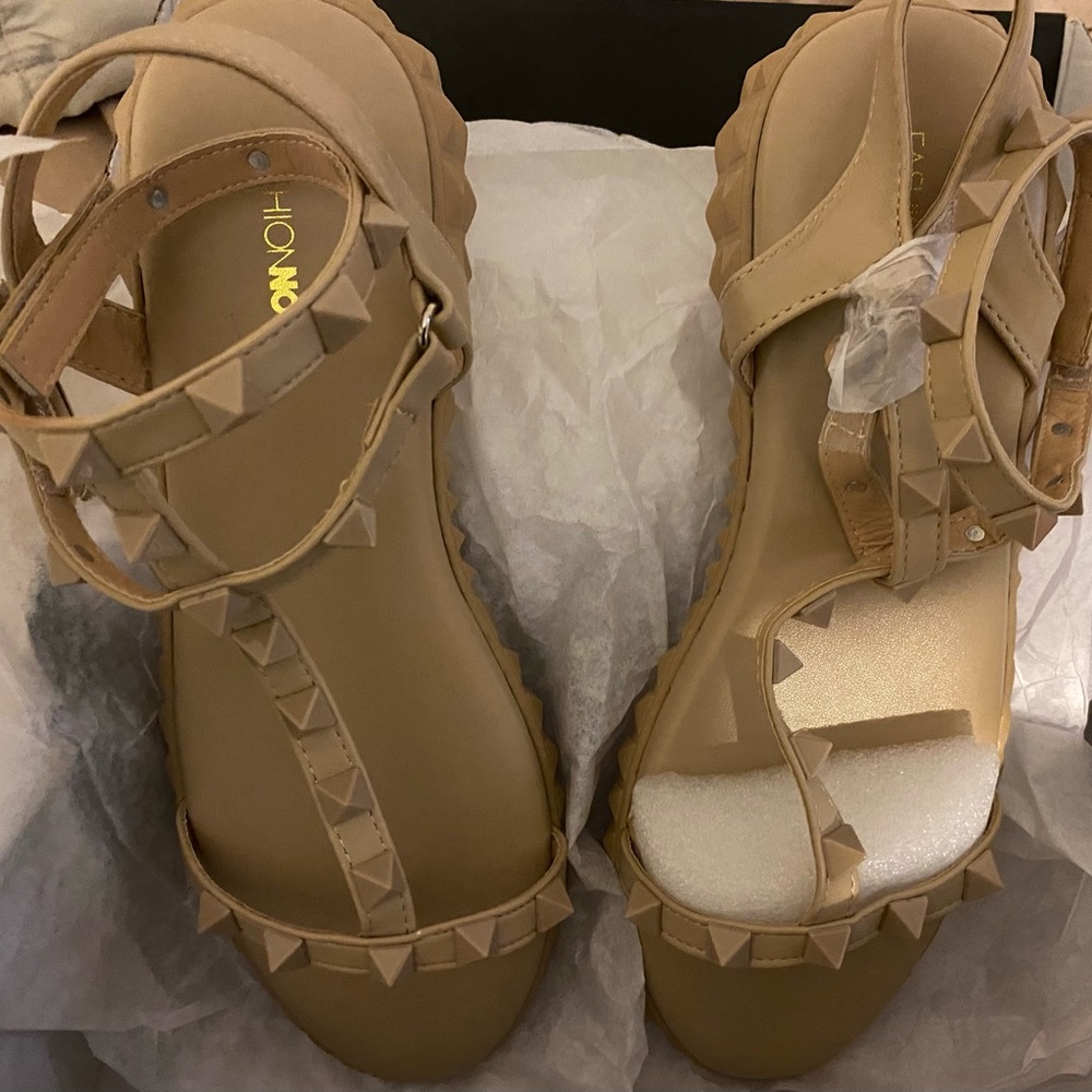 NEW in box size 8.5 sandals from Fashion Nova.